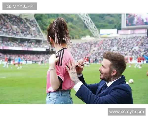 小孩兴奋地向足球明星请求签名感受偶像魅力与梦想的交汇瞬间