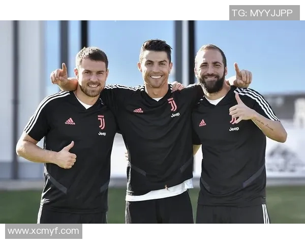 足球明星踢球头像男士形象展示展现运动魅力与激情的完美瞬间