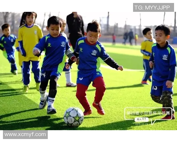 足球明星与小孩的温馨瞬间精彩照片分享让我们一起感受足球的魅力与童趣